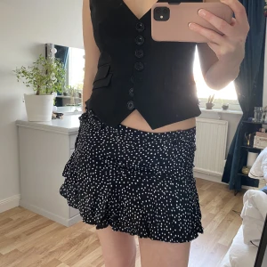 Prickig kjol  - Söt kjol i storlek S. köppt på zara men finns inte längre kvar. Kjolen är i fint skick och har shorts inuti💕 