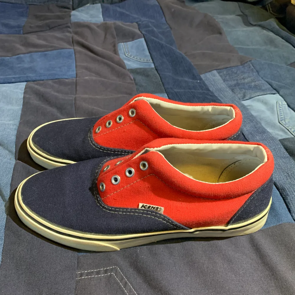 Blå röda sneakers  Sparsamt använda Använde aldrig länge pga för små Dm vid frågor. Skor.