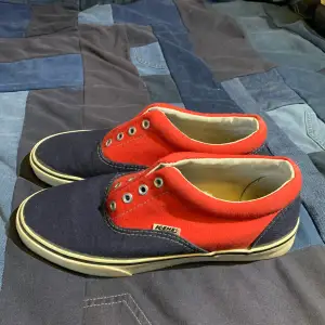 Blå röda sneakers  Sparsamt använda Använde aldrig länge pga för små Dm vid frågor