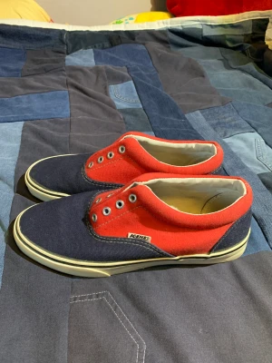 Blå röda sneakers - Blå röda sneakers  Sparsamt använda Använde aldrig länge pga för små Dm vid frågor