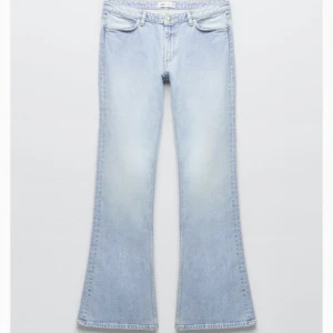 Zara low rise jeans! - Superfina low rise jeans flare ifrån zara i strl 38 men passar mig som har strl 36 eller 25/26 i midjan. Nyskick då dom inte passar mig så bra men hann inte returnera. Skriv för frågor eller funderingar!💗💗Nypris 400
