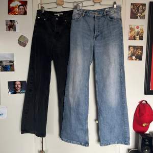 Säljer nu mina två par jeans som är sparsamt använda, de svarta är lite urtvättade men är fortfarande jättebra! Säljer de blåa för 200kr, och de svarta för 170, eller båda för 350kr <3 pris kan diskuteras, de båda är strlk 26 i midjan