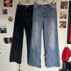 Wide leg jeanS - Säljer nu mina två par jeans som är sparsamt använda, de svarta är lite urtvättade men är fortfarande jättebra! Säljer de blåa för 200kr, och de svarta för 170, eller båda för 350kr <3 pris kan diskuteras, de båda är strlk 26 i midjan