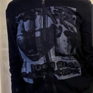 Mörkblå zip up - Bilderna är lånde!! Men säljer min jättefina zip up som jag köpt på plick men tyvärr var för liten för mig! 