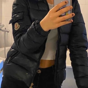 Moncler jacka - Trendig monclearjacka knappast använd. Köpt på nk. Säljs för att den har blivit för tajt på mig.  Fraktas och mötes upp i Kristianstad. Strl 36/s  Jag har 173 cm lång  Kan gå ner i pris  Naturligtvis skickar jag flera bilder på den  