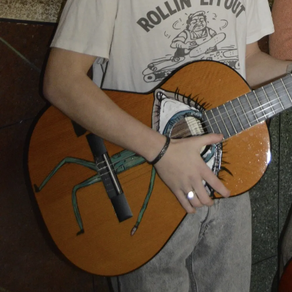 Mitt UF ”GuitArt” säljer denna gitarr jag målat tillsammans med en kompis! Skriv för frågor, har videos när den används🎸. Övrigt.