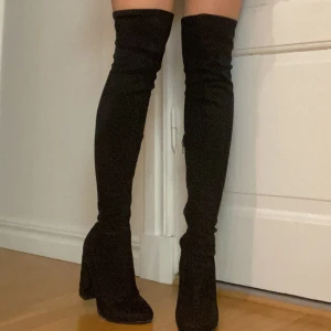Knee high boots - Knee highs från Nelly i strl 37. Totalt 65 cm i höjd med 10 cm klack. Väldigt sparsamt använda! 80 kr!