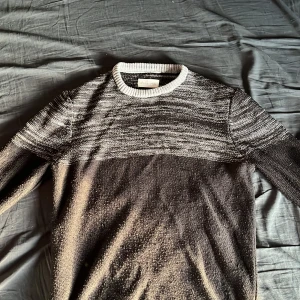 tjock sweater - en gammal pier one tröja. storlek M