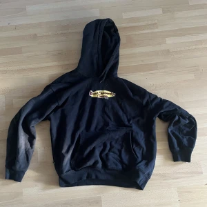 Sweet sktbs hoodie - Sweet sktbs hoodie köpt från junkyard för ca 1 år sedan (nypris: 399kr). Hoodie har ett gott skick och har inte använts mycket på senare tid. Säljer eftersom den är för stor för mig. Storlek M.