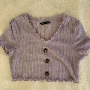 Lila t-shirt  - Lila t-shirt ifrån Shein, använd nån gång med är så gott som ny