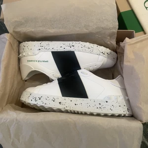 Valentino Garavani - Säljer mina helt nya skor köpa i valentino butiken i Milano. Säljer då jag har ett par till. Ligger fortfarande kvar i boxen och dem är inte änns testade. Jätte fina och dem är ifrån Open for an Chance kollektionen. Köpte för lite mer än 6,600