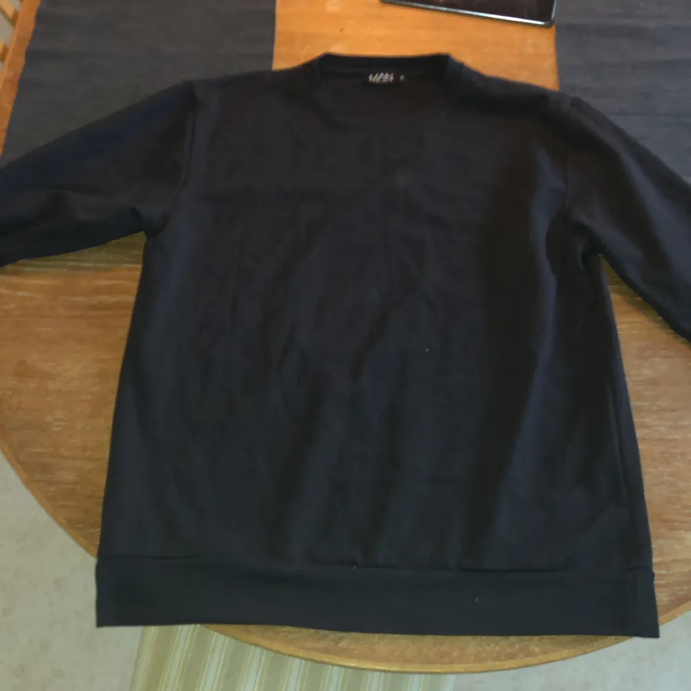 Baggy svart sweatshirt med fet graphic på baksidan, står S men passar bättre som M. Hoodies.