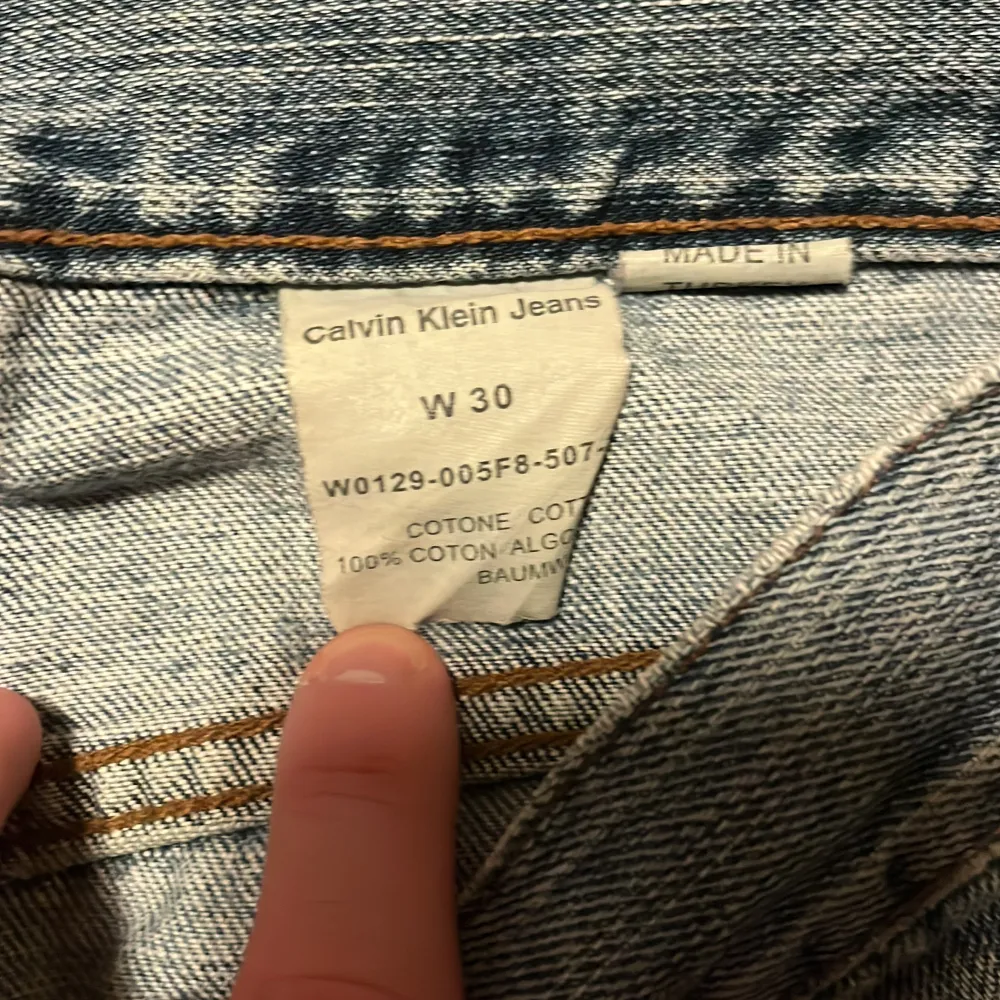 Feta CK jeans i straight fit, bra cond för åldern men lite små, buda o fråga på🙏. Jeans & Byxor.