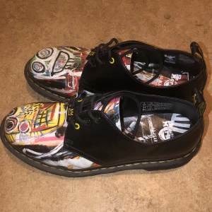 Dr. Martens 1461 Jean-Michel Basquiat - Säljer mina jättefina docs då de inte faller mig i smaken längre.  Samarbete med Jean-Michel Basquiat och hans abstrakta målningar.