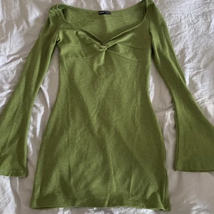 klänning - Snygg klänning från shein endast använd en gång! Jättebra material o skön:) Den är i storlek S/M✨