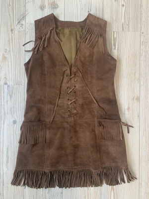 Mockaklänning 60-tal - Otroligt snygg mockaklänning med fransar från 60-talet.  Mått kommer!  Pris är inkl spårbar frakt