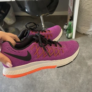 Nike träningsskor - Ej kommit till användning. Är i bra skick. Frakt tillkommer och köparen står för frakt😊