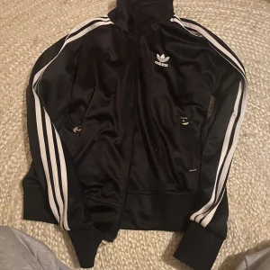 Adidas drag kedje hoodie - Säljer denna hoodie i storlek xl men konstigt vis är den liten i storleken den är ny skulle jag gissa på