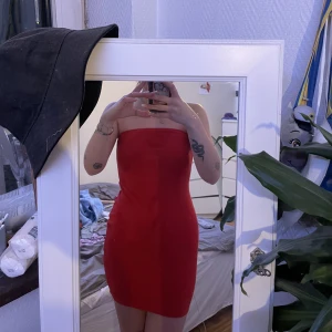 Tub klänning  - Är 165cm ish för referens  Brukar ha storlek xs-s 34/36