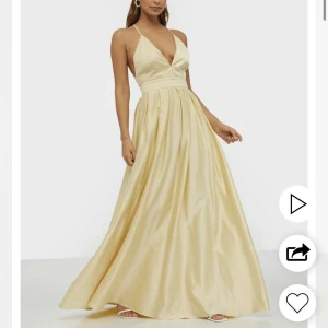 Balklänning - Säljer min balklänning från Nelly som aldrig kom till användning💔 Köpt för 999kr💞 Bud: 600 + frakt