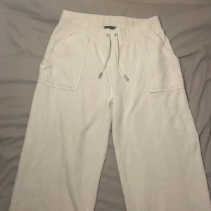 Juciy byxor - Säljer mina juicybyxor, då de är för korta för mig och används inte lika mycket. Materialet är som handduks material och är väldigt skönt på. Kan tilläga att metallbitarna ser lite rostade, men det är inget som märks. Skriv gärna för fler bilder!