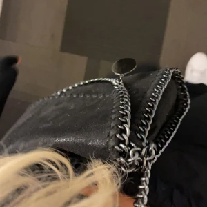 stella mcartney inspererad väska - Säljer skit snygg stella mcartney inspirerad väska, säljes då ja inte har nån användning av den längre tyvärr🖤(säljer inte under 230) 