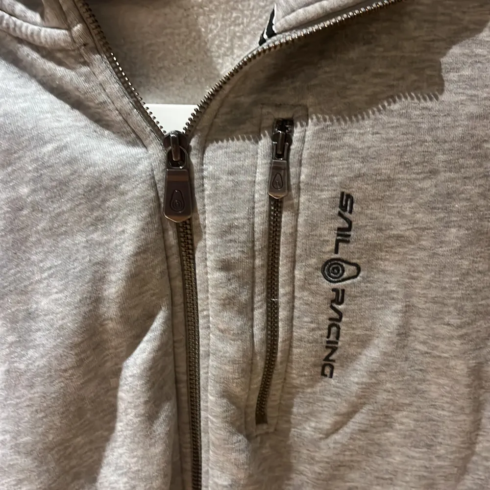 Säljer min gråa sail racing hoodie. Bra skick. Använd få gånger. Fick den i julklapp förra året. Priset kan diskuteras. Finns katt i hemmet. Passar både tjej och kille:). Hoodies.