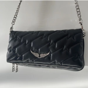 Zadig unik väska  - Säljer min unika Zadig väska 💖 köpt för ca 4000kr, säljer för 2000kr💖 kan tänka mig att byta mot andra märken