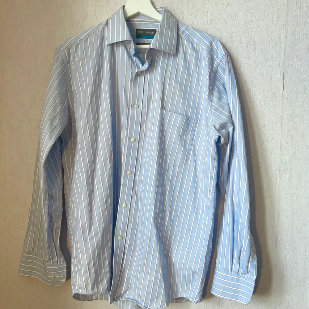 Randig blå skjorta. Storlek L. Jag har använt den som en bekväm klassisk oversize skjorta. Inga fläckar.. Skjortor.