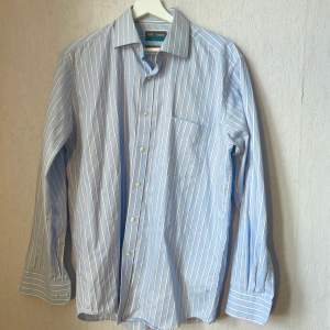 Randig blå skjorta. Storlek L. Jag har använt den som en bekväm klassisk oversize skjorta. Inga fläckar.