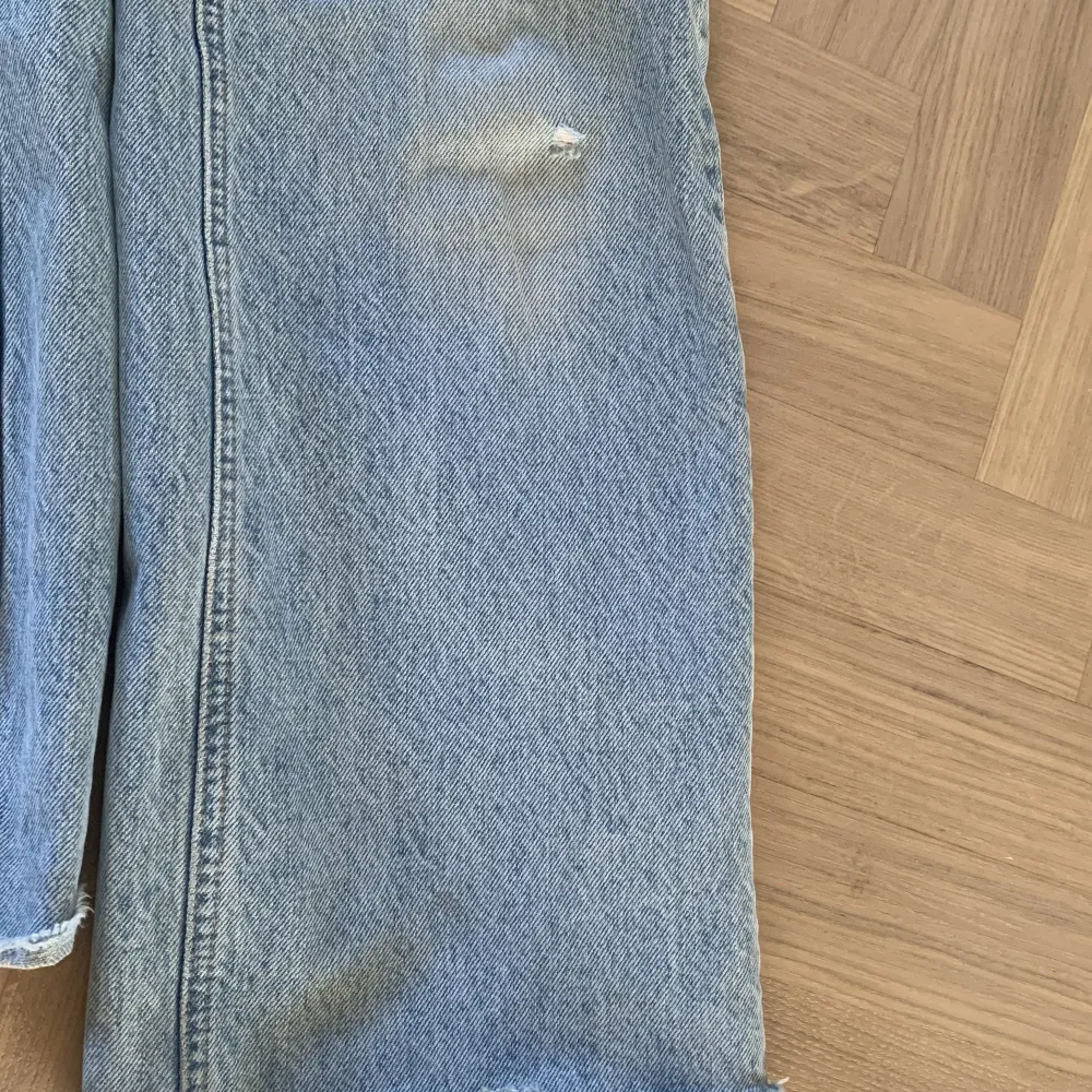 Ett par avklippta ljusblåa jeans från Zara i storlek 32. Går ner till ankeln på mig som är 168.  Är använda men i bra skick, förutom ett litet hål på 1cm på vänstra knät.  Hör av dig för fler bilder eller frågor🥰. Jeans & Byxor.