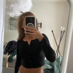 Svart långärmad pull and bear - Svart långärmad från pull and bear, alla knappar på att knäppa och knäppa upp, storlek S🫶🏽 80 kr + frakt