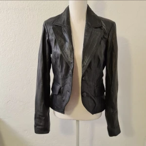 Skinnjacka - Svart skinnjacka/kavaj i äkta skinn. Storlek M. Bra skick. Säljs eftersom den inte kommer till användning då den är lite stor för mig. Budgivning då många va intresserade💓💓