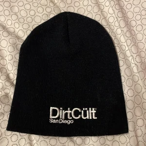 Dirtcült mössa - One size, aldrig använd