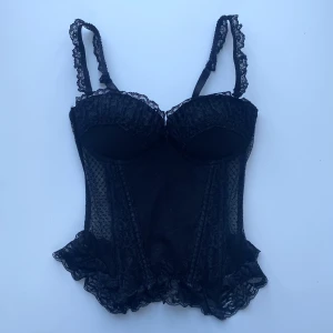 Vintage korsett  - Så vacker korsett med mesh och spets detaljer. Mycket bra skick. Justerbar i ryggen och banden. Har inlägg som går att ta bort och passar en mindre kupa. Gammal HM kollektion, går inte att få tag i längre. Köps via Swish (frakt 54 kr) eller köp nu 💋