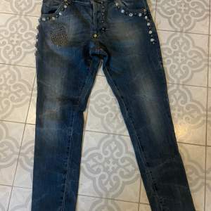 Coola jeans med stenar och nitar från italienska jutsR. Str 40/xs