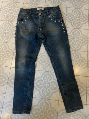 Coola jeans från Justor - Coola jeans med stenar och nitar från italienska jutsR. Str 40/xs