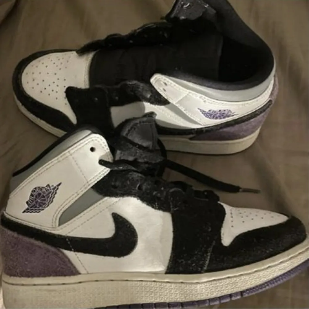 Jordans 1 retro mid court purple i storlek 37,5. Säljer för 700 men kan kanske gå ner i pris vid snabb affär. . Skor.