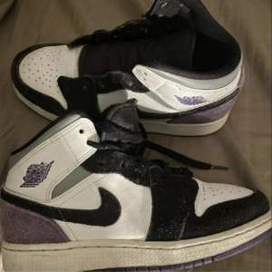 Jordans 1 retro mid court purple i storlek 37,5. Säljer för 700 men kan kanske gå ner i pris vid snabb affär. 