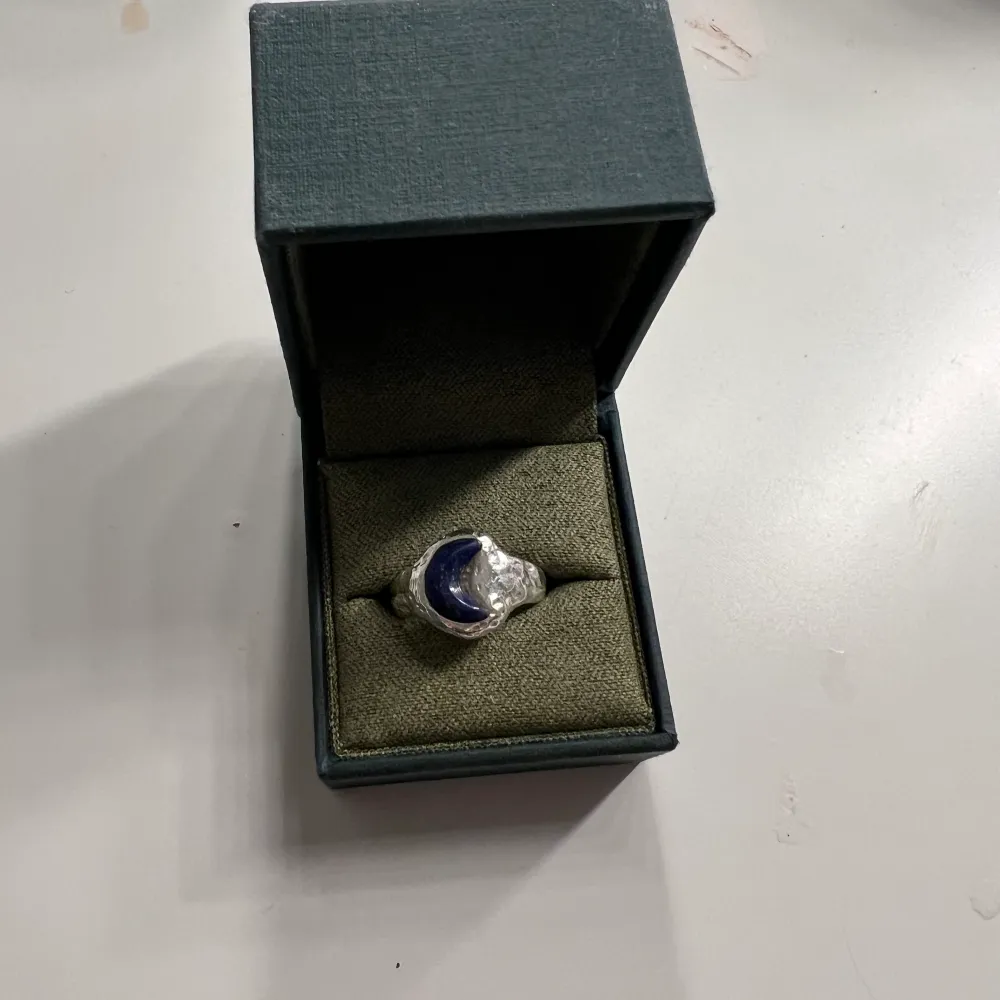 Säljer denna as balla MN ringen från deras gamla moon collection! Ringen säljs inte löngre därför är den väldigt eftertraktad av många! Du kan rocka den med andra ringer men den blir även as häftig bara med sig själv! Riktigt bra skick. Accessoarer.