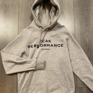 Peak performance  - Grå peak performance hoodie i strl S! Superfin och bra skick förutom något svart streck som går att se på bild nr 2💕