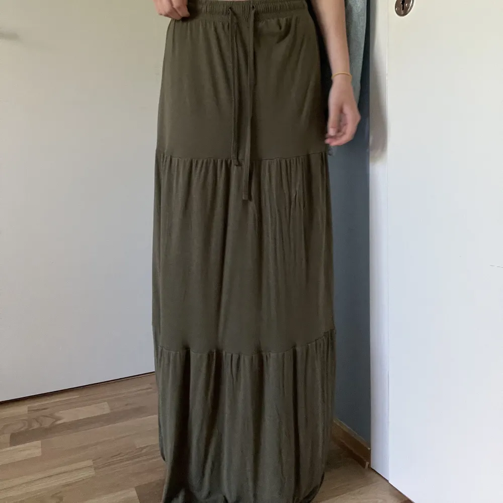 Maxi kjol som knappt är använd, i bra skick! Storlek small men väldigt stretchig, går att knyta åt också (jag är 165cm)  . Kjolar.