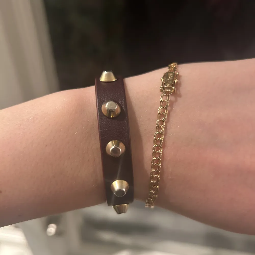 Jätte fint valentino liknande armband från Sophie by Sophie! Armbandet är vin rött. Kommer inte till användning längre därför säljer jag. Väldigt bra kvalitet och ser ut som nytt eftersom att jag bara köpte det för 1 månad sen. Nypris ca 650!. Accessoarer.