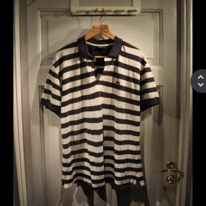 T-shirt  - En randig t-shirt som kan vara oversized   är i bra skick inga stor täken på användning 