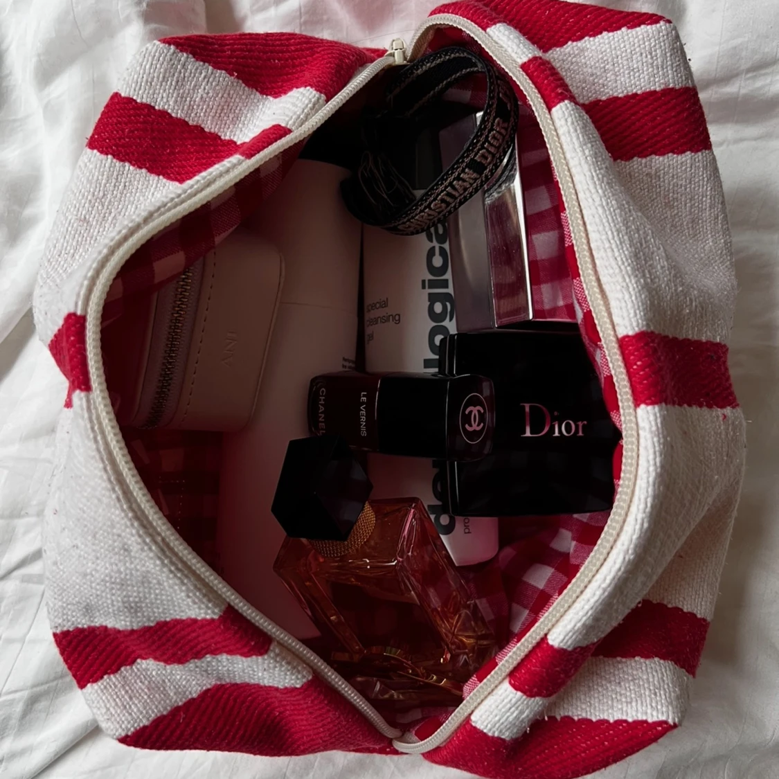 Rödrandig necessär