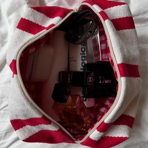 Rödrandig necessär - Rödrandig necessär - 10 i lager ❤️