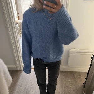 zara stickad tröja - frakten ingår inte!!! jag gör inga byten!!! tack för förståelse 🥰säljer denna fina stickade tröja från zara då den inte kommer till användning! bra skick, pyttelite nopprig! köparen står för frakt! färgen syns bäst på andra bilden🧚‍♂️