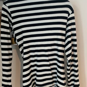 Randig tröja med slits i ärmarna strl M - Tröja i bra skick nästan aldrig använd den har slits i ärmarna. 
