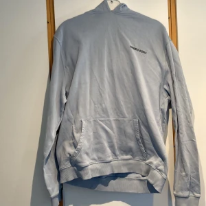 Arigato hoodie - Arigato hoodie  Nypris ~ 2000  Fint skick förutom hål vid magen, se bild Storlek M