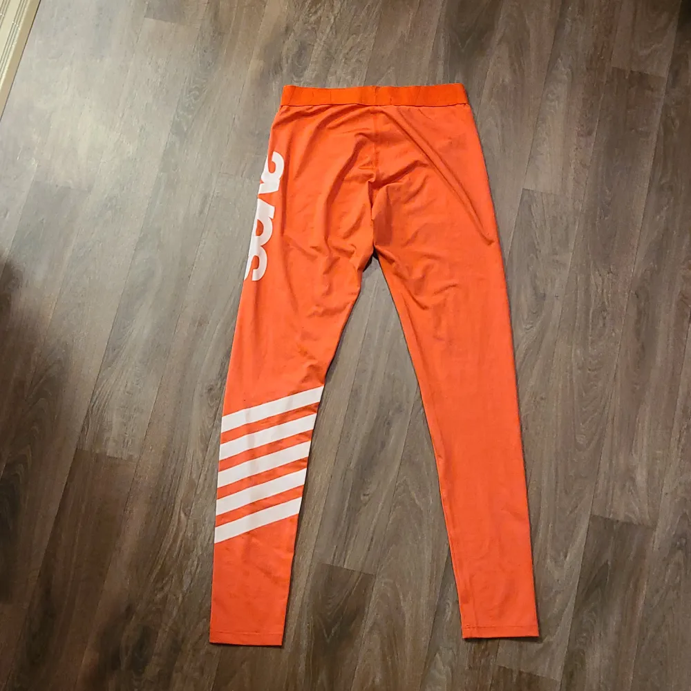 I mycket gott skick. Endast använda en gång. Perfekt till träning och att bara ha på sig hemma. Färgen är röd-orange. Jeans & Byxor.